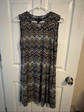 AB Studio Sleeveless Wave-Print Shift Dress in Black and Gray
